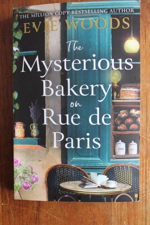 Evie Woods - The Mysterious Bakery on Rue de Paris, Ophalen of Verzenden, Zo goed als nieuw, Non-fictie