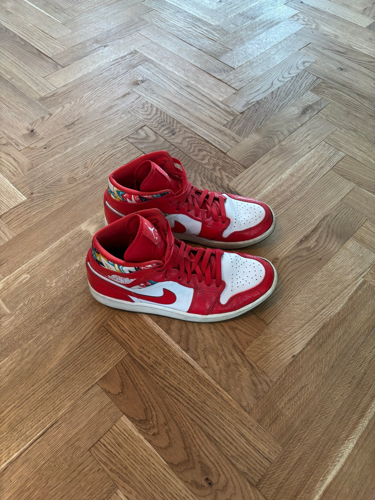Nike Air Jordan 1 Mid SE Barcalona Sweater  - Maat 44, Wit, Ophalen of Verzenden, Sneakers of Gympen, Gedragen