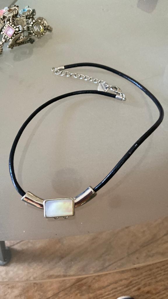 Halssieraad met leren veter Bonita nieuw, Sieraden, Tassen en Uiterlijk, Kettingen, Ophalen of Verzenden, Zo goed als nieuw, Overige materialen