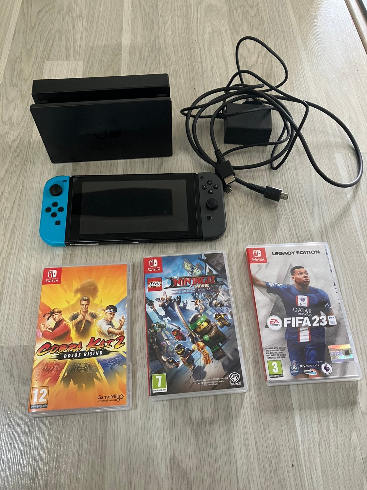 Nintendo Switch met 3 spellen. €200, Ophalen of Verzenden, Zo goed als nieuw, Met 2 controllers, Switch Original
