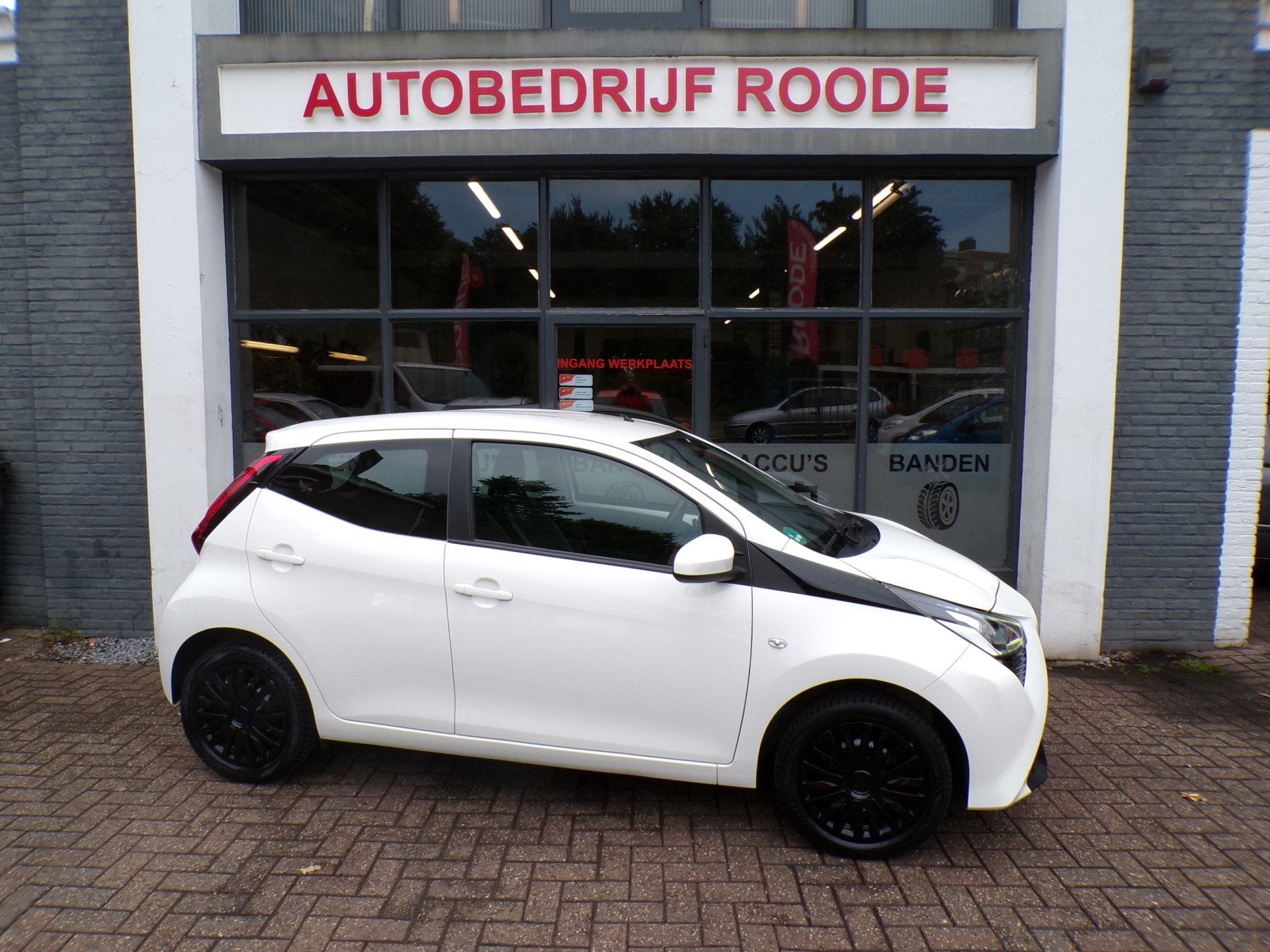 Toyota Aygo 1.0 VVT-i x-play AIRCO,LED,CAMERA,NIEUWE APK !, Auto's, Voorwielaandrijving, Gebruikt, Met garantie (alle), 4 stoelen