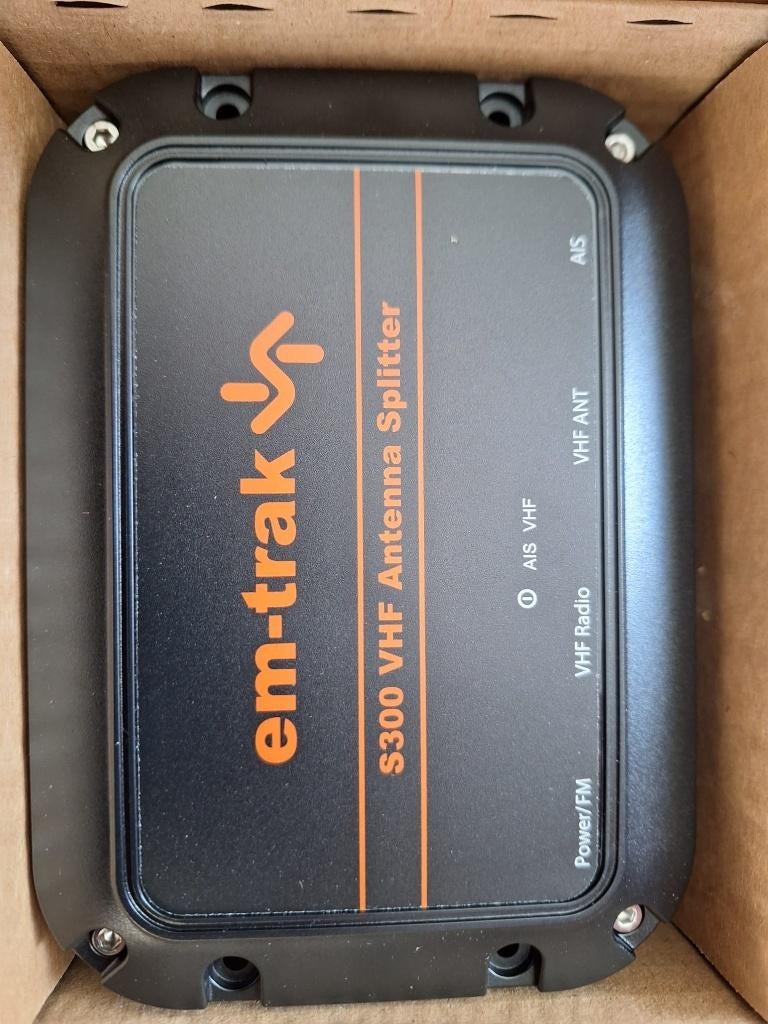 Titel: NIEUW: Em-trak S300 AIS Antenne Splitter - Zero Loss, Ophalen of Verzenden, Nieuw, Communicatie