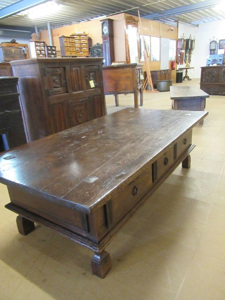 Oer 11849 grote 18e eeuwse Spaanse salontafel kastanje blad, Ophalen