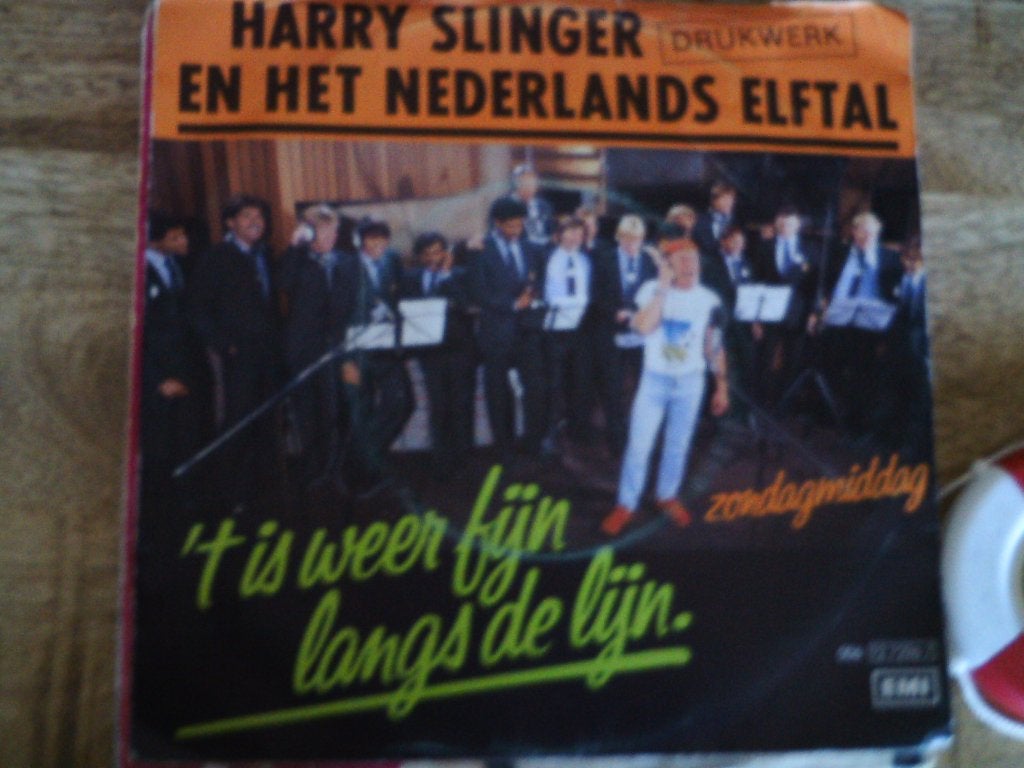 Harry Slinger & Het Ned. Elftal - 't Is Weer Fijn langs 12a, 7 inch, Ophalen of Verzenden, Zo goed als nieuw, Beschermende buitenhoes