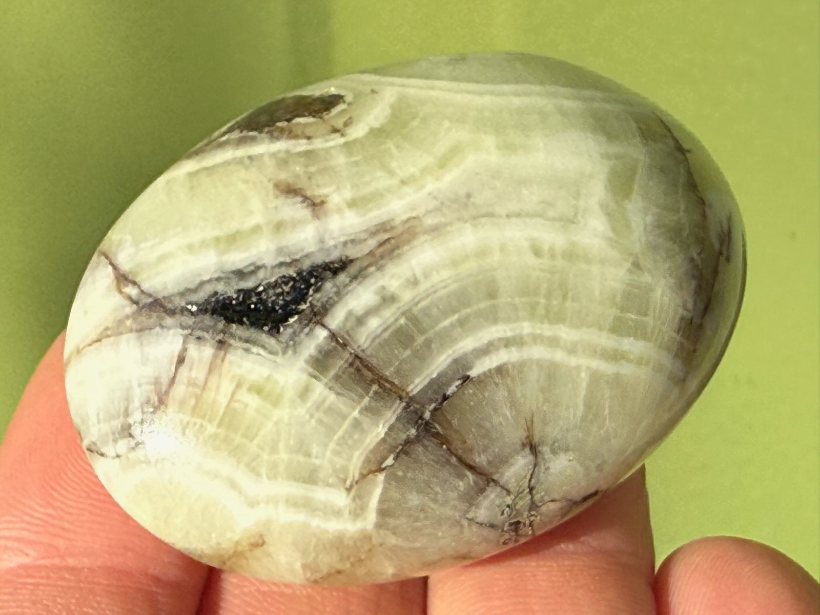 Zeegroene Aragoniet uit Indonesië handsteen mineralen, Ophalen of Verzenden, Mineraal