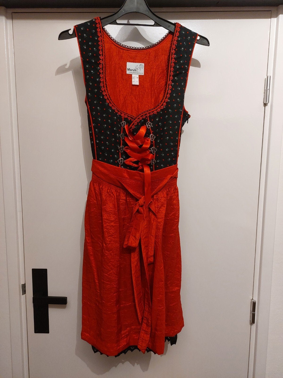 MarJo Dirndl Maat 40 - Zwart met Rood, Maat 38/40 (M), Zwart, Ophalen of Verzenden, Zo goed als nieuw