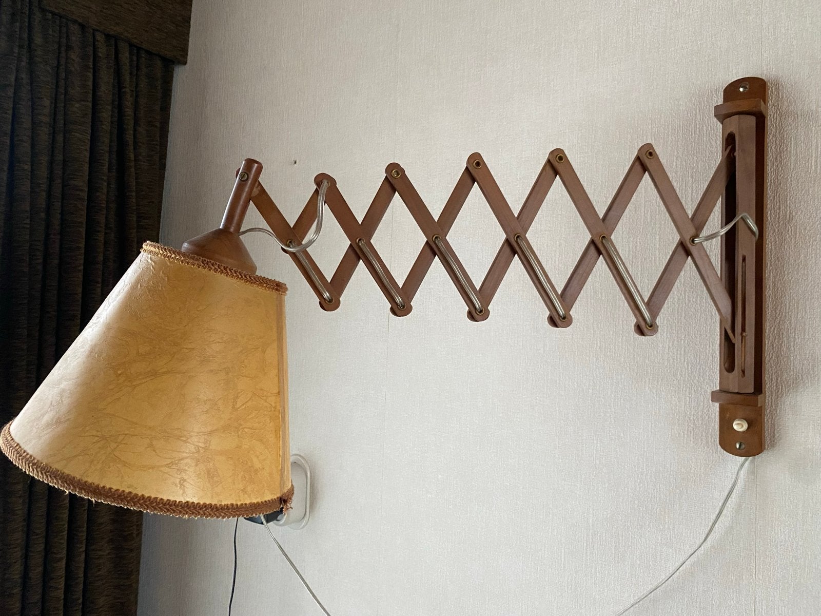 Vintage schaarwandlamp met houten arm en stoffen kap, Ophalen
