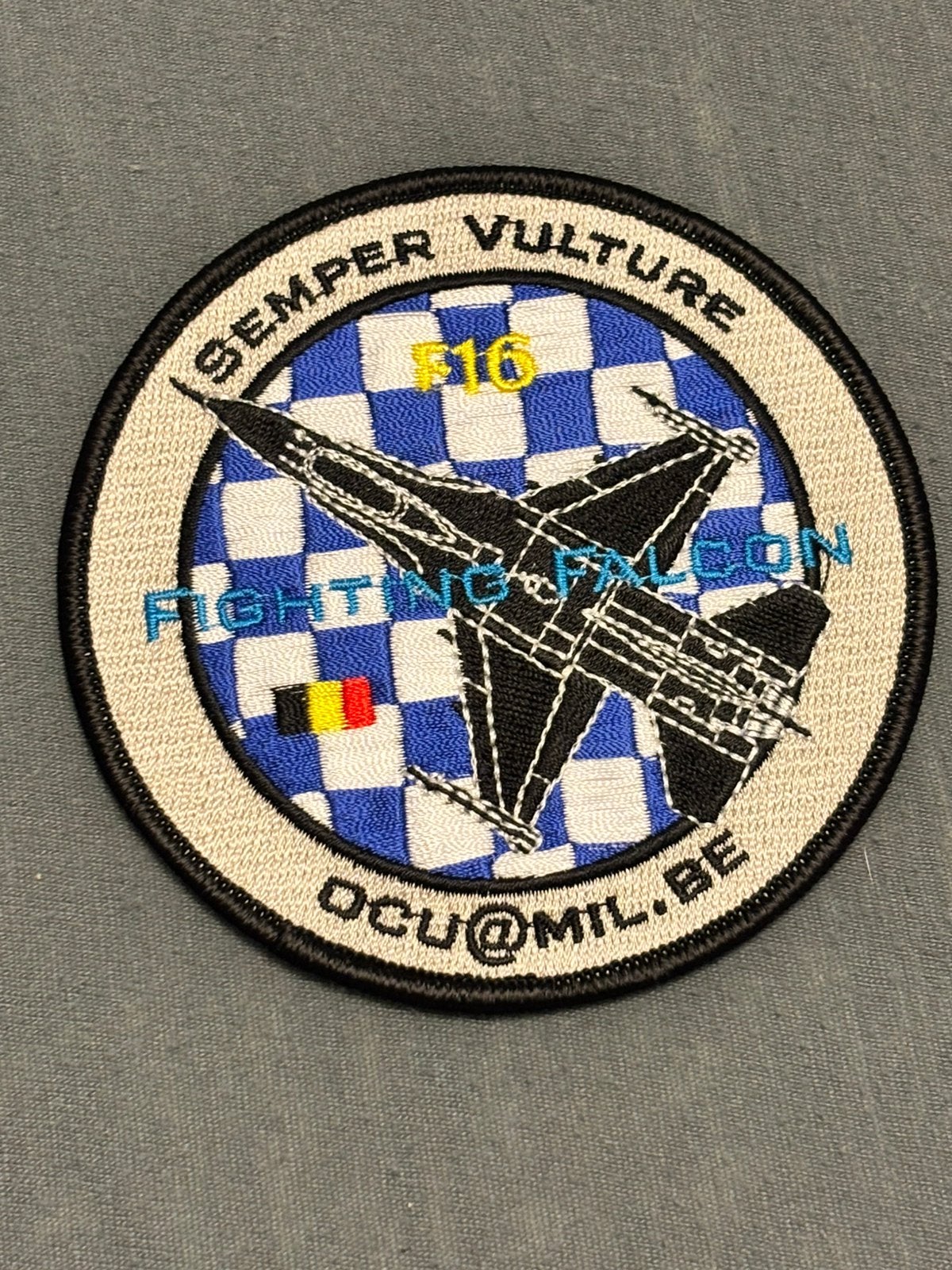 Embleem F-16 fighting falcon semper volture OCU, Verzamelen, Verzenden, Luchtmacht, Overige gebieden, Embleem of Badge