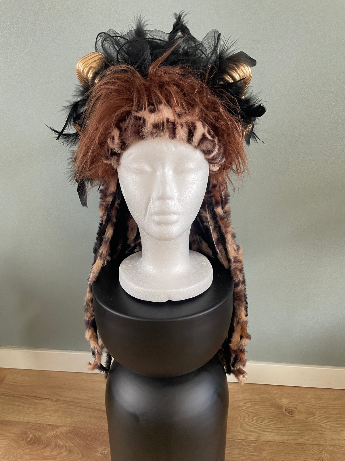 Uniek handgemaakt carnavals headpiece met hoorns, Ophalen of Verzenden, Nieuw, Carnaval, Accessoires