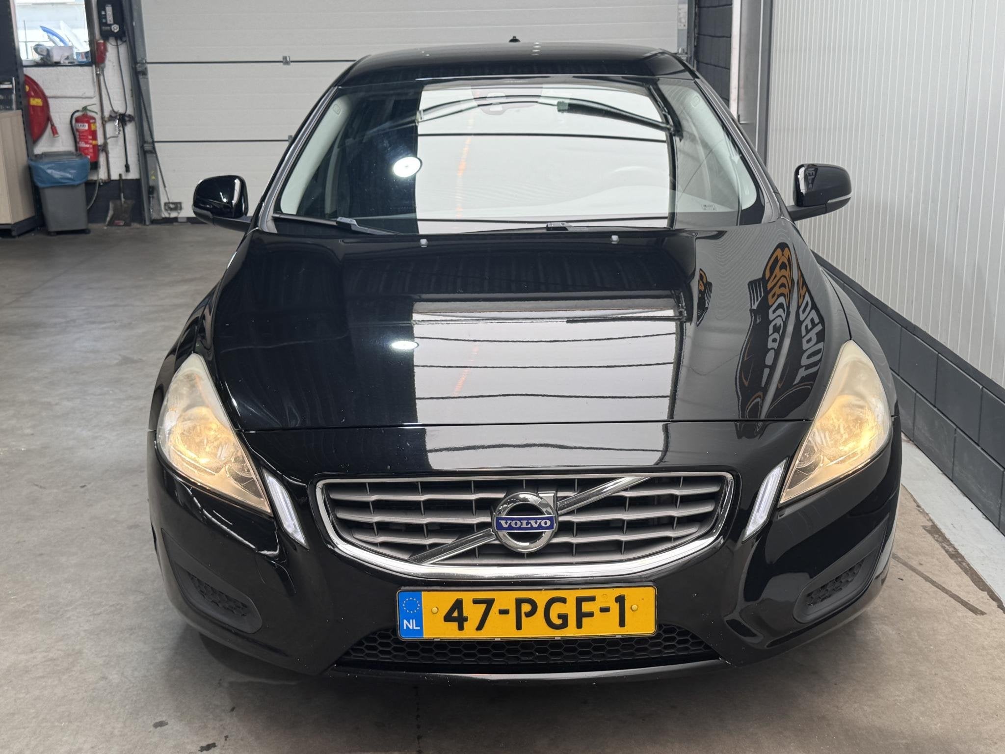 Volvo S60 1.6 T4 Kinetic Super Netjes Vol jaar APK Automaat, Auto's, Volvo, Voorwielaandrijving, Gebruikt, Zwart, 4 cilinders