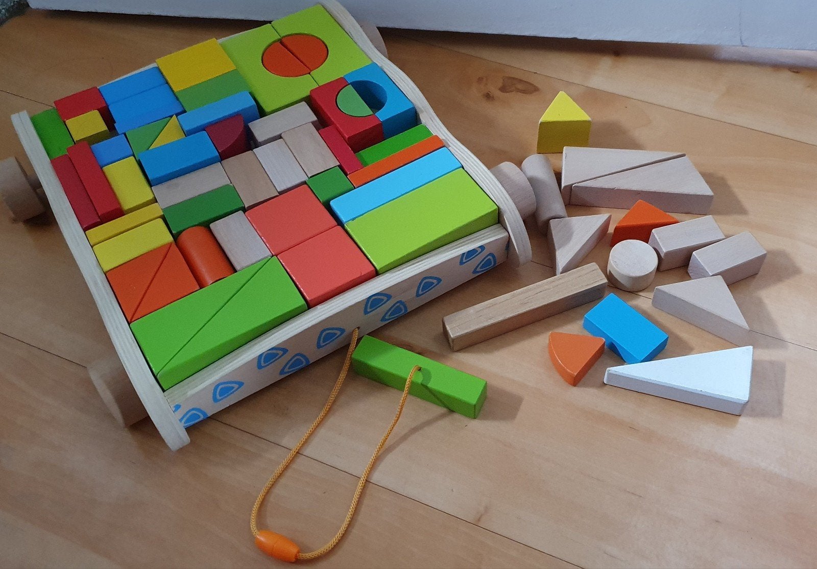 Houten blokkenkar met kleurrijke bouwblokken – topstaat, Ophalen, Zo goed als nieuw, Duw- of Trekspeelgoed