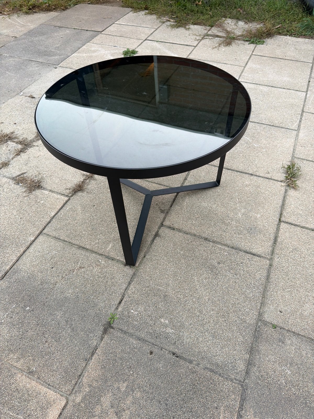 Ronde bijzettafel met donkere glasplaat - 61,5cm, Ophalen, Gebruikt, Rond, Glas