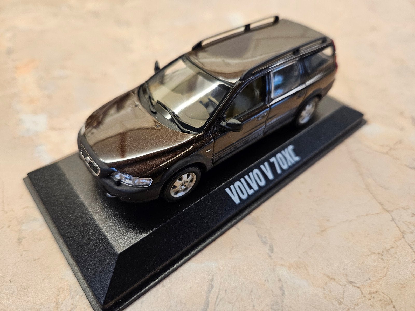 Minichamps Volvo V70 XC Cross Country Brown Metallic 1:43, Hobby en Vrije tijd, Modelauto's | 1:43, Nieuw, Auto, MiniChamps, Ophalen of Verzenden