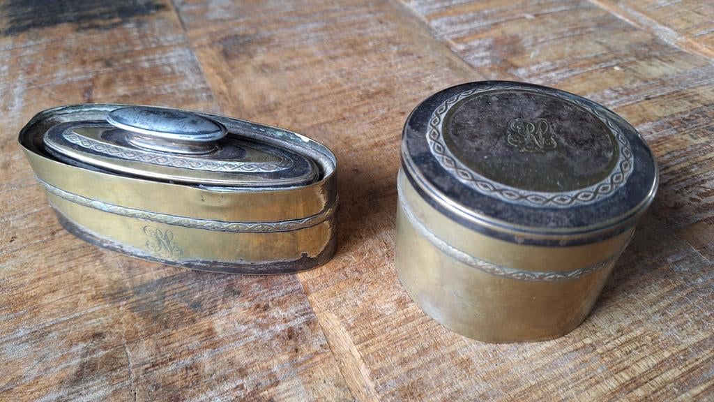 2 antieke koperen toilet artikelen met monogram, Ophalen of Verzenden