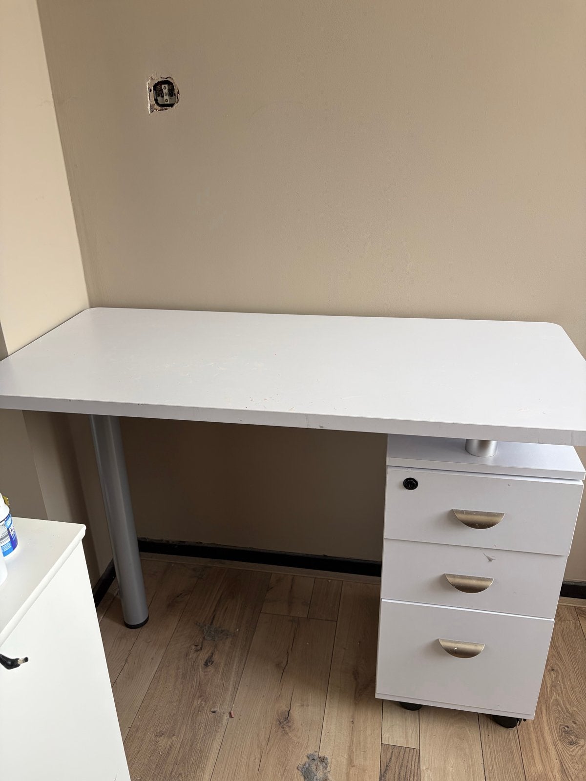 Manicure tafel voor beginnende nagelstyliste - Zo goed als n, Ophalen, Overige typen, Met lades, Spaanplaat of MDF