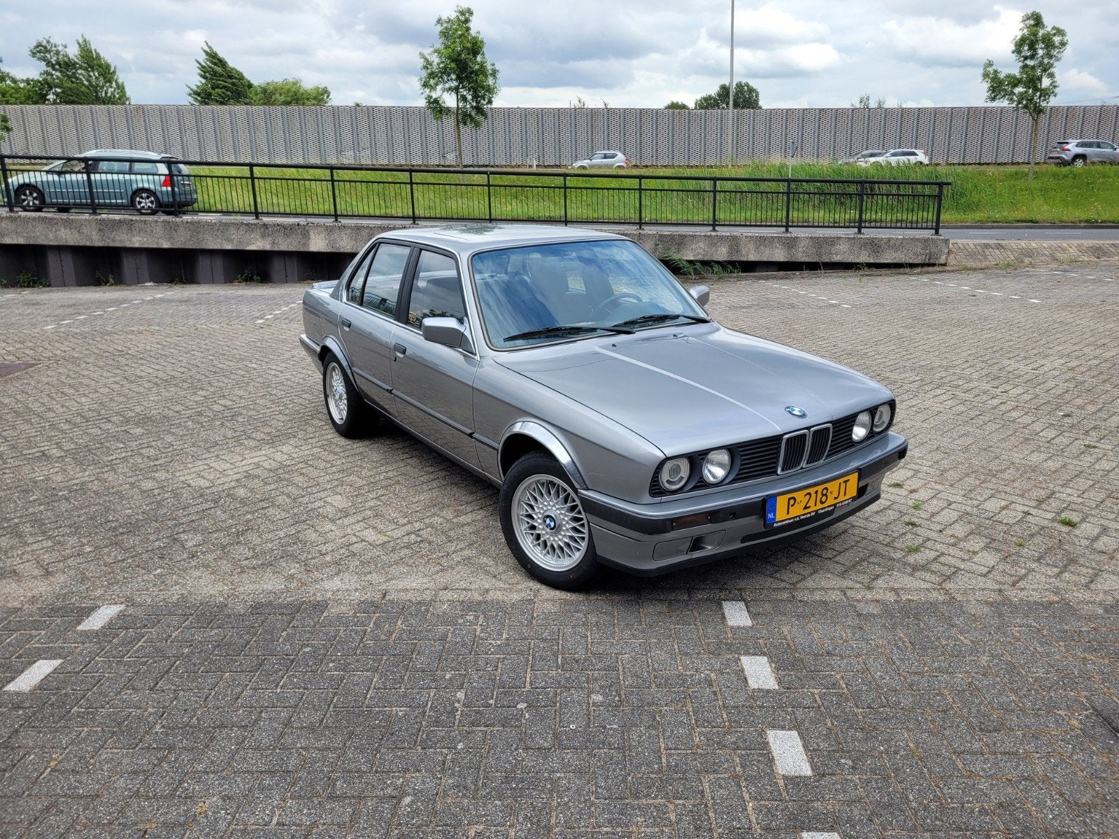 BMW E30 316 5drs onverprutst Nieuwe d.riem waterpomp apk, Auto's, Automaat, 1005 kg, 4 cilinders, 1200 kg