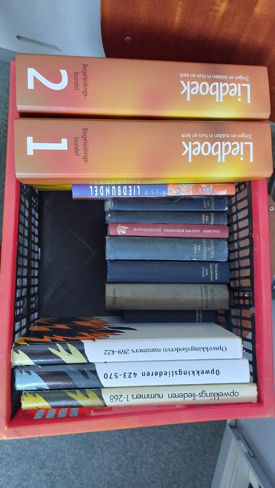 Krat vol gezangenbundels, liedboeken en orgelbegeleiding, Muziek en Instrumenten, Ophalen of Verzenden, Artiest of Componist, Religie en Gospel
