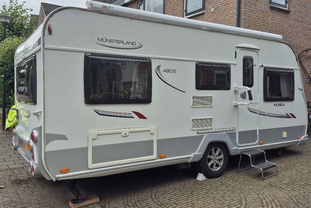 LMC Munsterland Musica 490 E (bouwjaar 2011), Caravans en Kamperen, Caravans, 2 aparte bedden, Rondzit, Particulier, 4 tot 5 meter