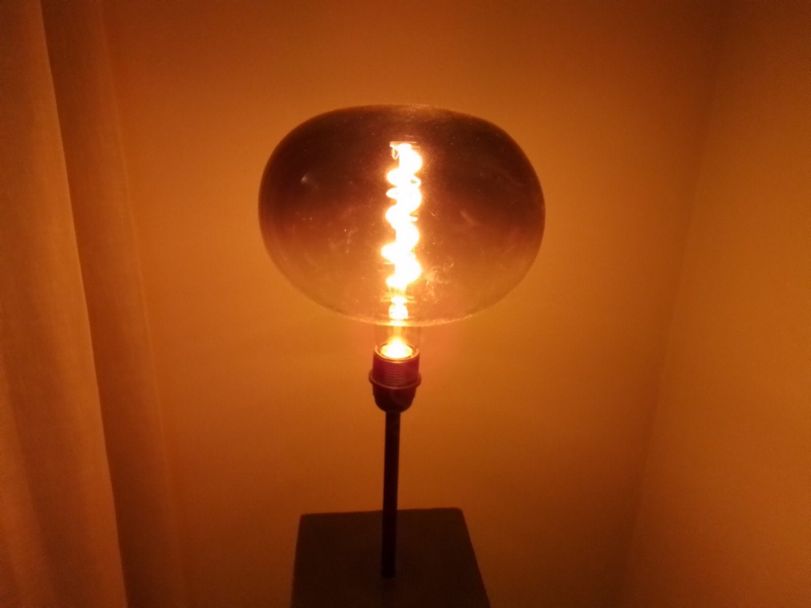 2 grote lampen van Calex met rookglas,  dikke fitting nieuw, Huis en Inrichting, Lampen | Tafellampen, Geel, Ophalen