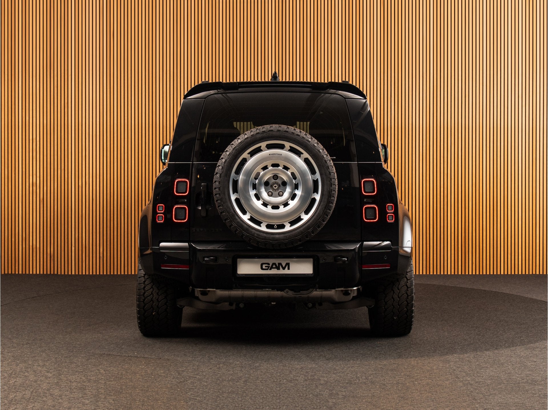 Land Rover Defender 110 2.0 P300e 110 X-Dynamic HSE HERITAGE, Auto's, Automaat, Gebruikt, Zwart, 4 cilinders