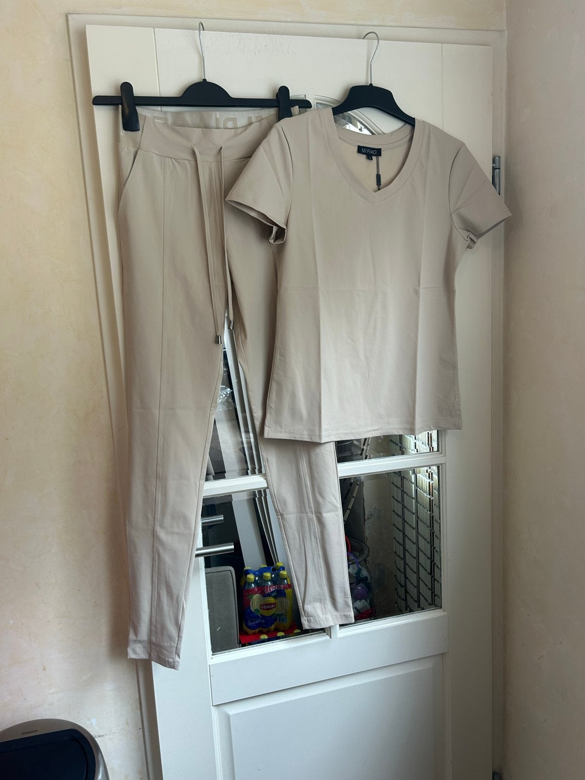 Mi Piace Sandkleurige Skinny Broek en Shirt Set - Maat S, Kleding | Dames, Ophalen of Verzenden, Nieuw, Maat 36 (S), Beige