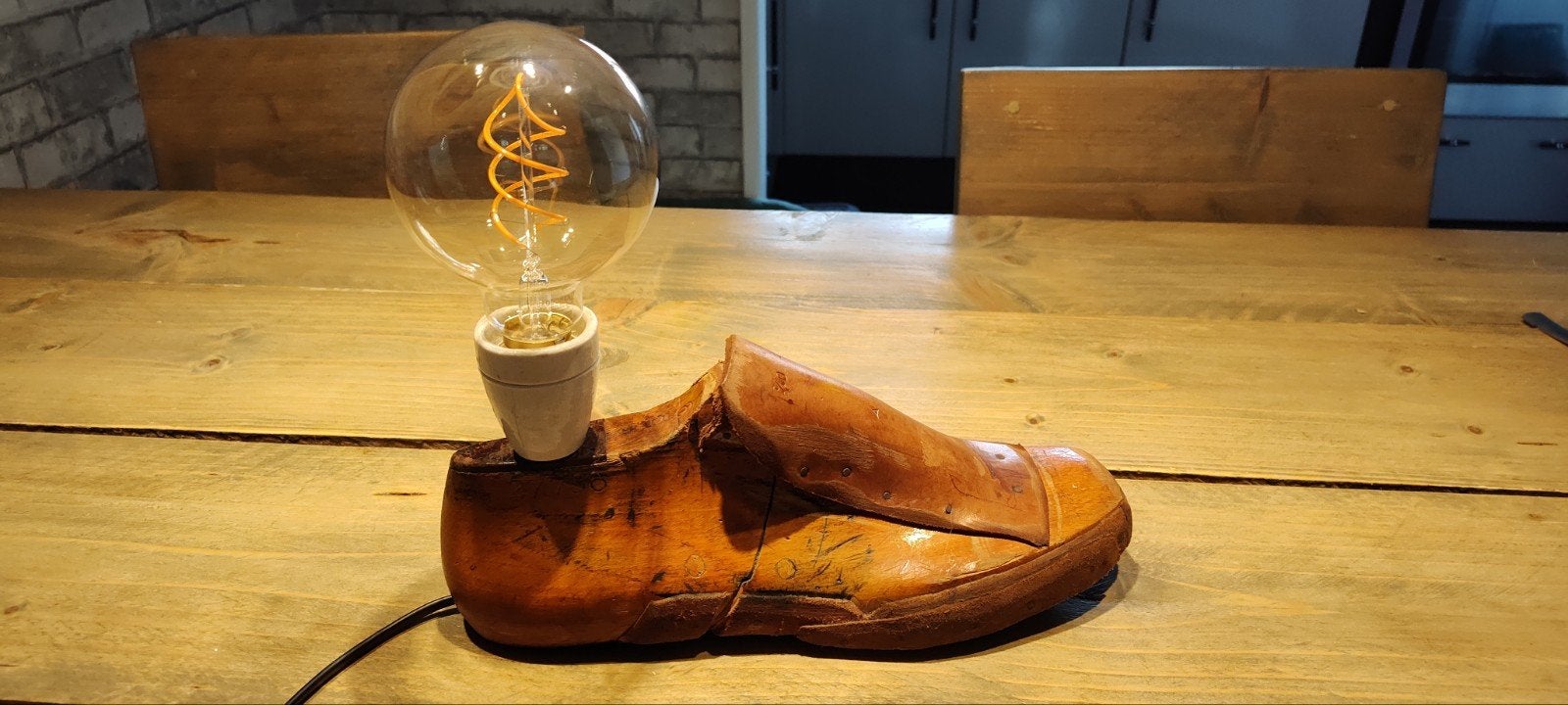 Unieke houten schoenlamp met Edison gloeilamp, Antiek en Kunst, Ophalen of Verzenden