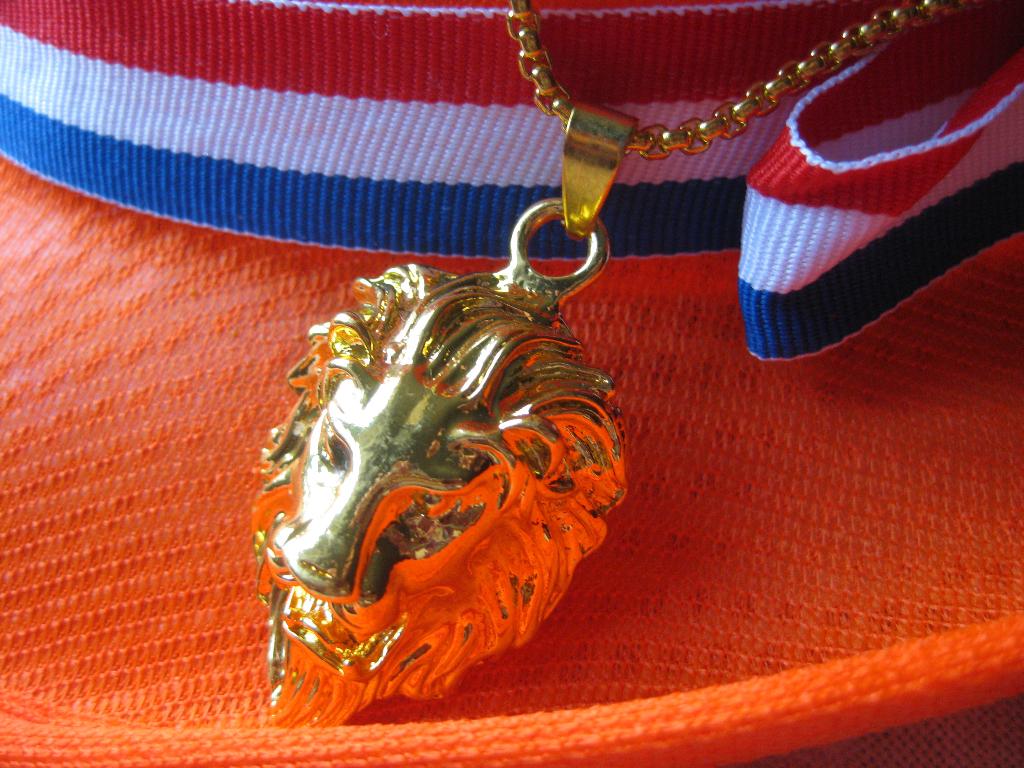 orange ketting en armband, Verzenden, Zo goed als nieuw, Goud, Overige materialen
