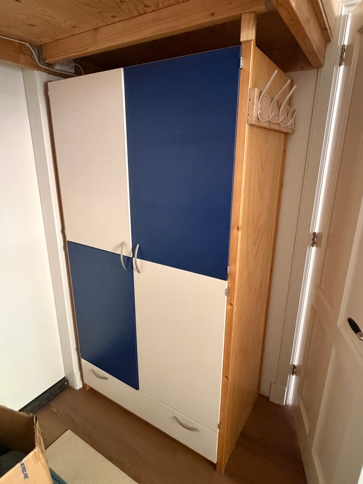 Schone Lundia kleding of opberg kast met lade,104x61x188, 100 tot 150 cm, Grenenhout, Zo goed als nieuw, 150 tot 200 cm