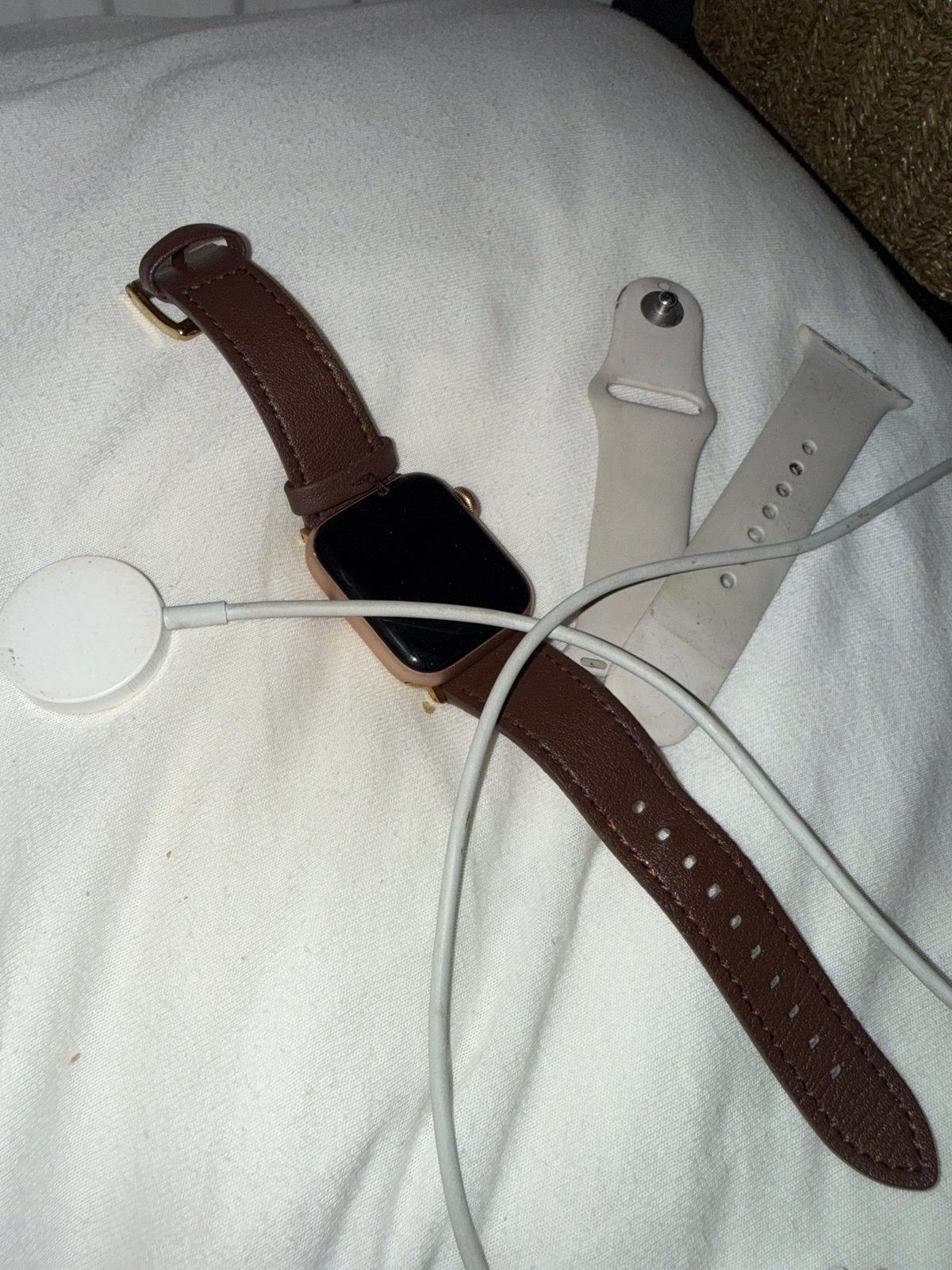 Apple Watch met bruin leren bandje en orginele bandje
