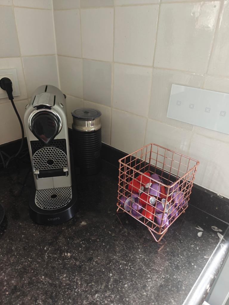 Mooie en praktische roze metalen houder voor koffiecapsule, Witgoed en Apparatuur, Koffiemachine-accessoires, Ophalen of Verzenden