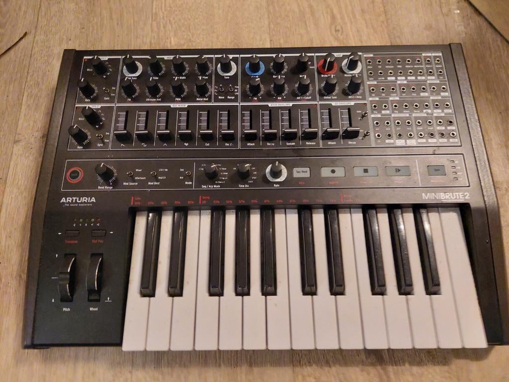 Arturia MiniBrute 2 Noir, Muziek en Instrumenten, Synthesizers, Zo goed als nieuw, Overige aantallen, Overige merken, Met midi-aansluiting