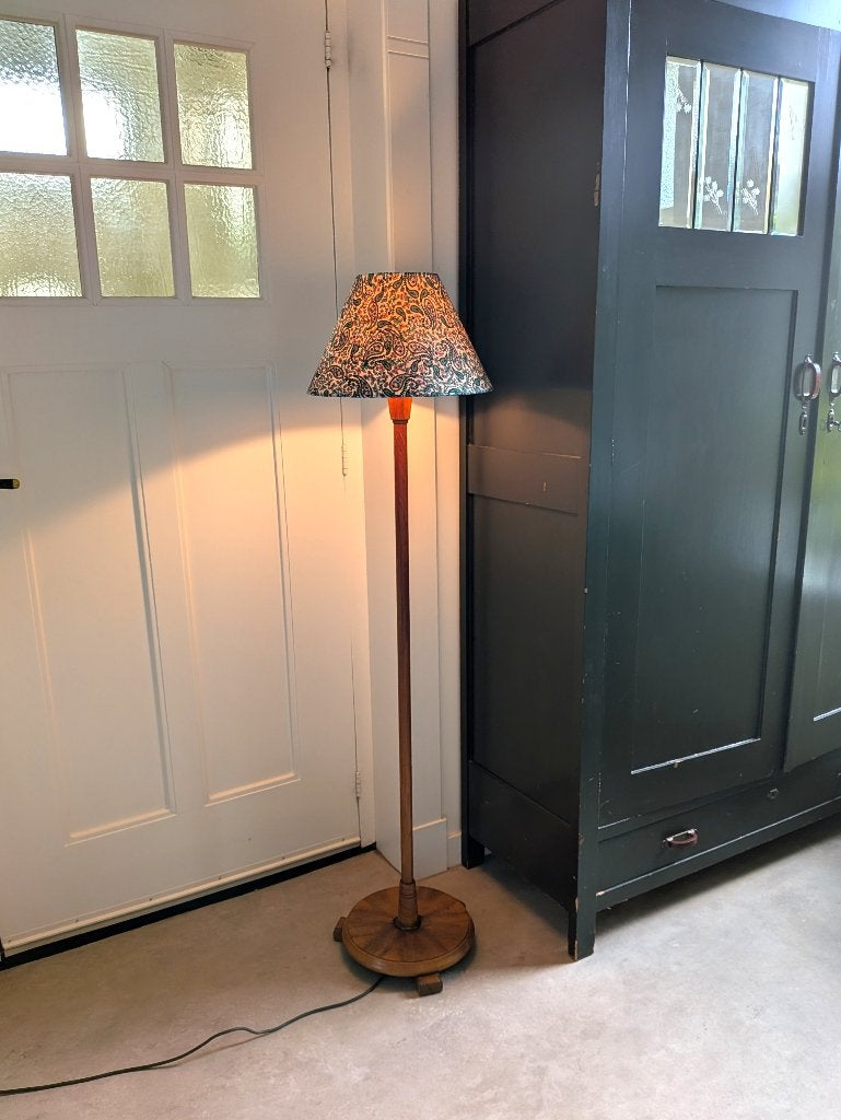 Vintage staande lamp. Hout met messing details., Huis en Inrichting, Ophalen, Gebruikt, Stof, 150 tot 200 cm