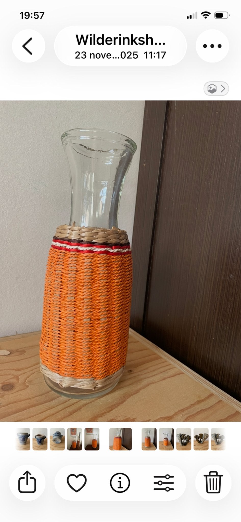 Decoratieve glazen vaas met oranje riet, Antiek en Kunst, Antiek | Vazen, Ophalen of Verzenden