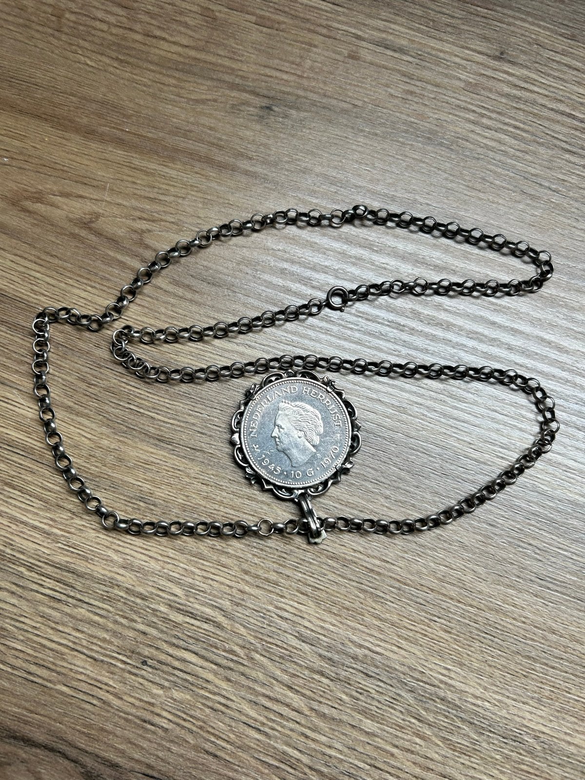 Zilveren ketting met munt hanger - Juliana Koningin, Ophalen of Verzenden, Gebruikt, Zilver, Met hanger