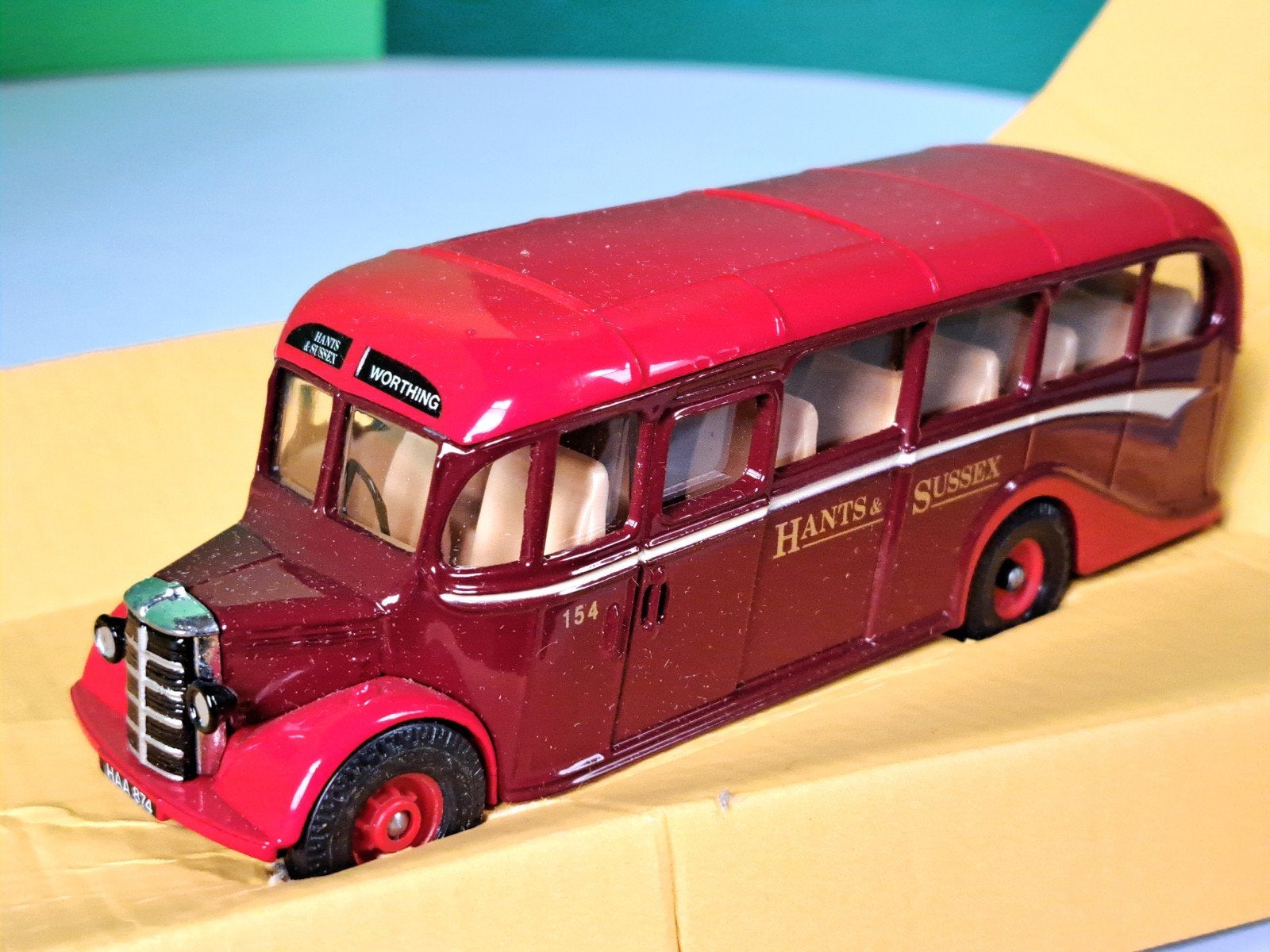 Corgi Classics Bedford OB Coach Hants & Sussex, Hobby en Vrije tijd, Modelauto's | 1:50, Ophalen of Verzenden, Zo goed als nieuw
