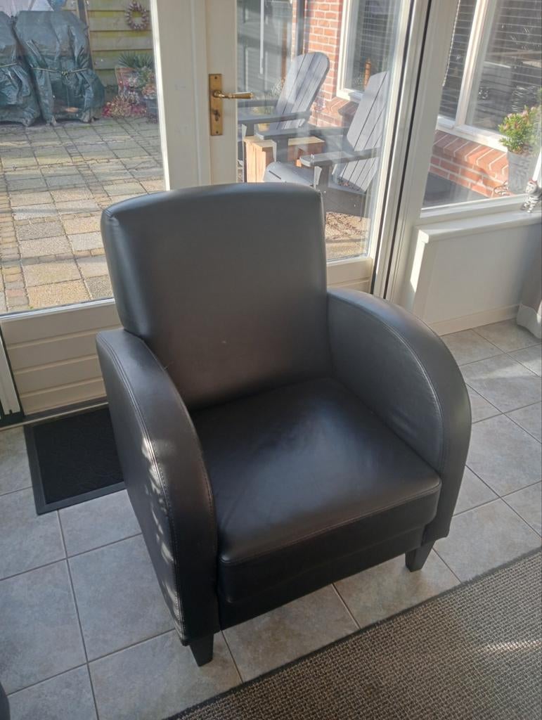 Te koop twee leren stoelen., Ophalen, 75 tot 100 cm, 50 tot 75 cm