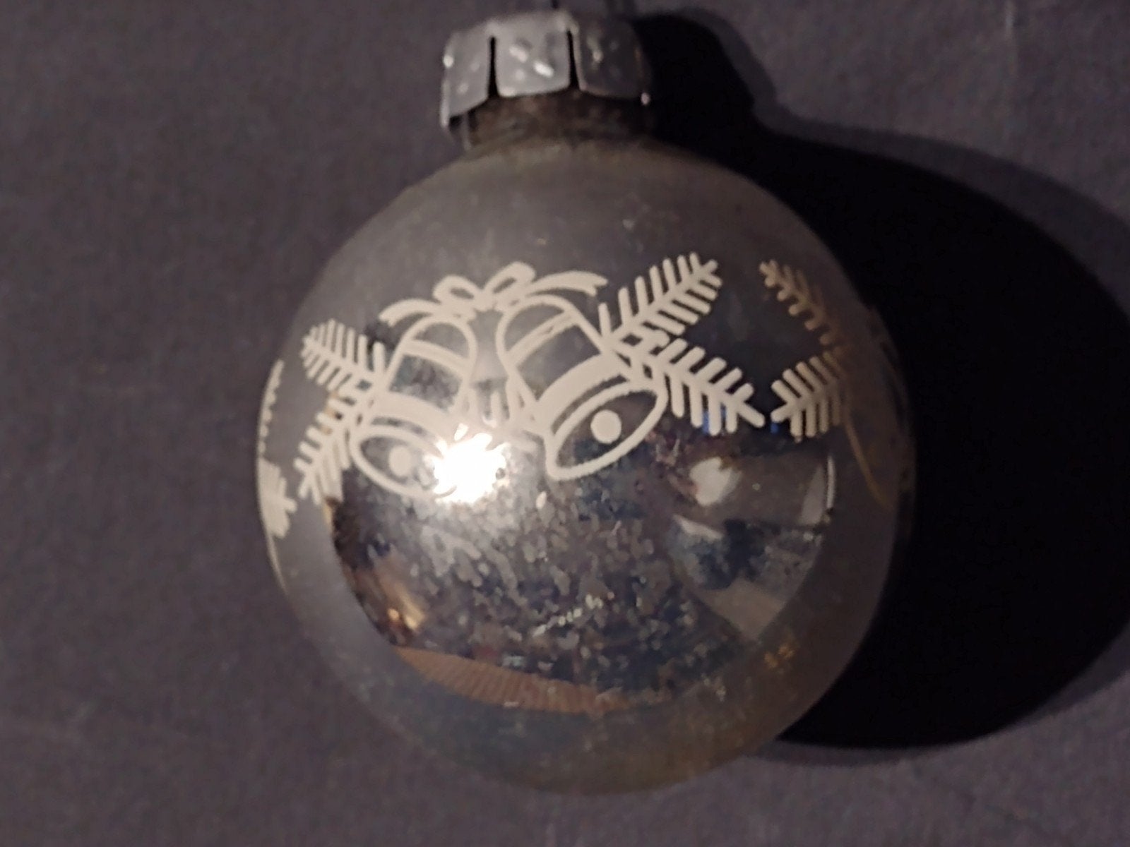 kerstbal zilver met decoratie dennetakjes en klokken 6 cm, Diversen, Kerst, Ophalen, Gebruikt