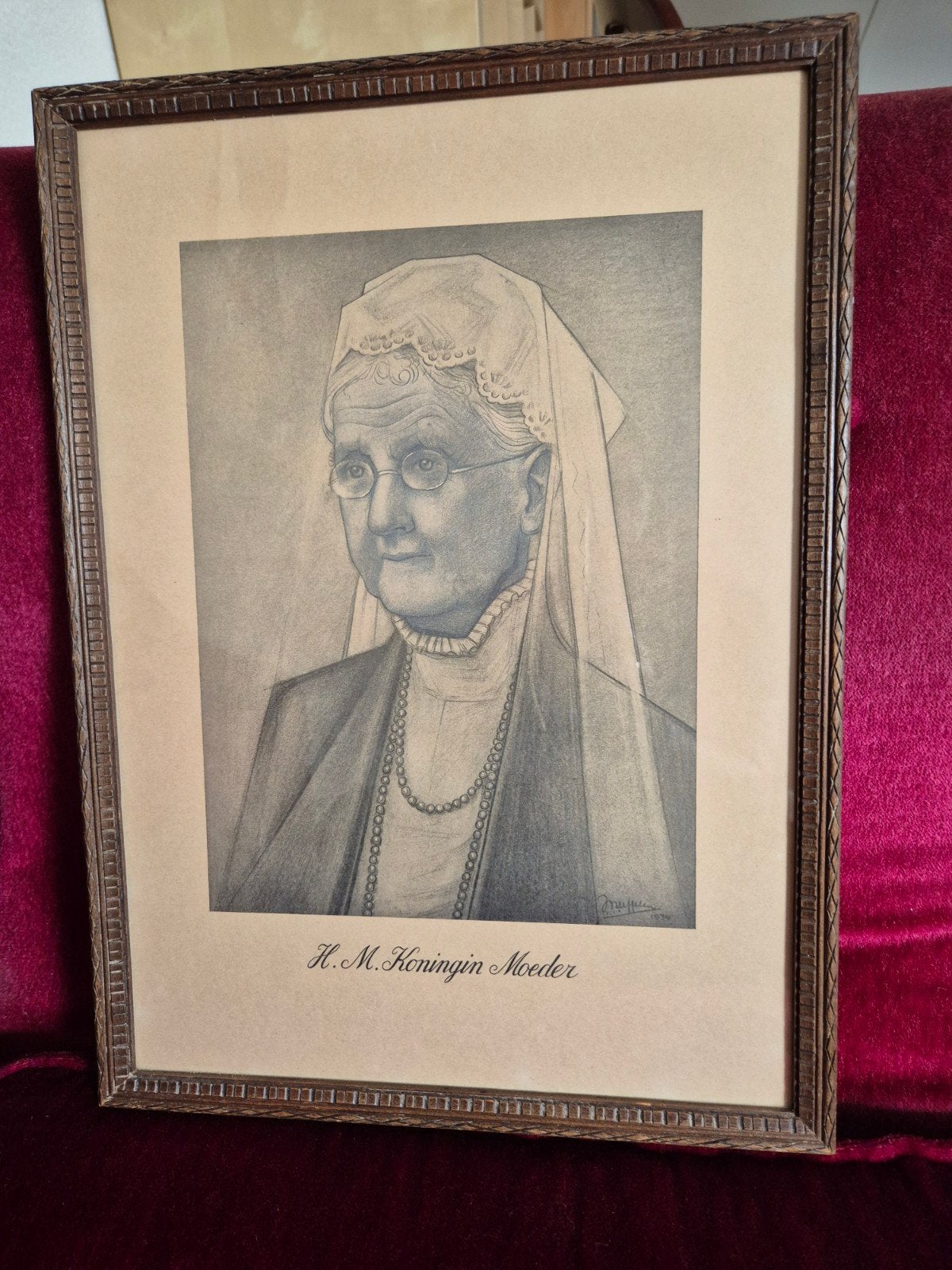 Portret H.M. Koningin Moeder - Gesigneerd 1934, Antiek en Kunst, Kunst | Tekeningen en Foto's, Ophalen, Tekening, Potloodtekening