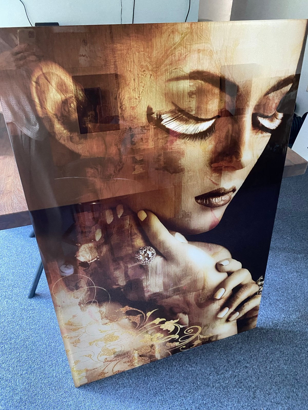 Moderne kunst: Vrouwenportret met vlinder en sieraden, Glas, Print, Portret, Ophalen