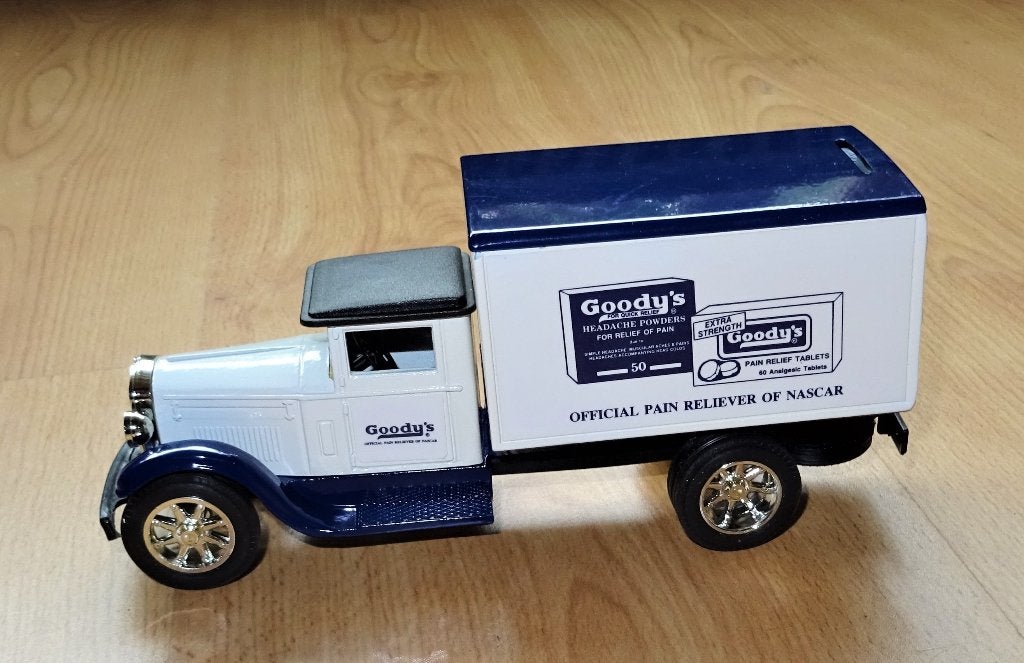 ERTL vrachtauto / spaarpot Goody’s Headache Powders Truck, Hobby en Vrije tijd, Ophalen of Verzenden, Gebruikt, Bus of Vrachtwagen