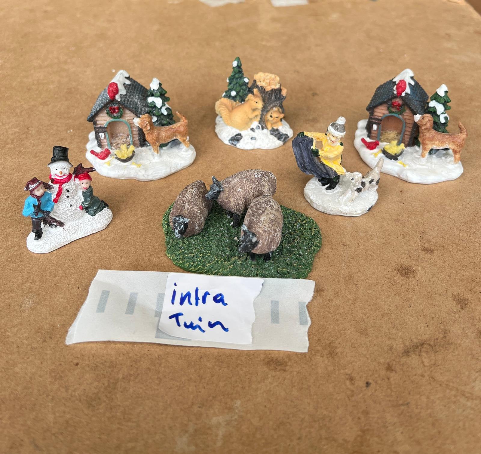 6 figuren intratuin kerstdorp, Ophalen of Verzenden, Zo goed als nieuw