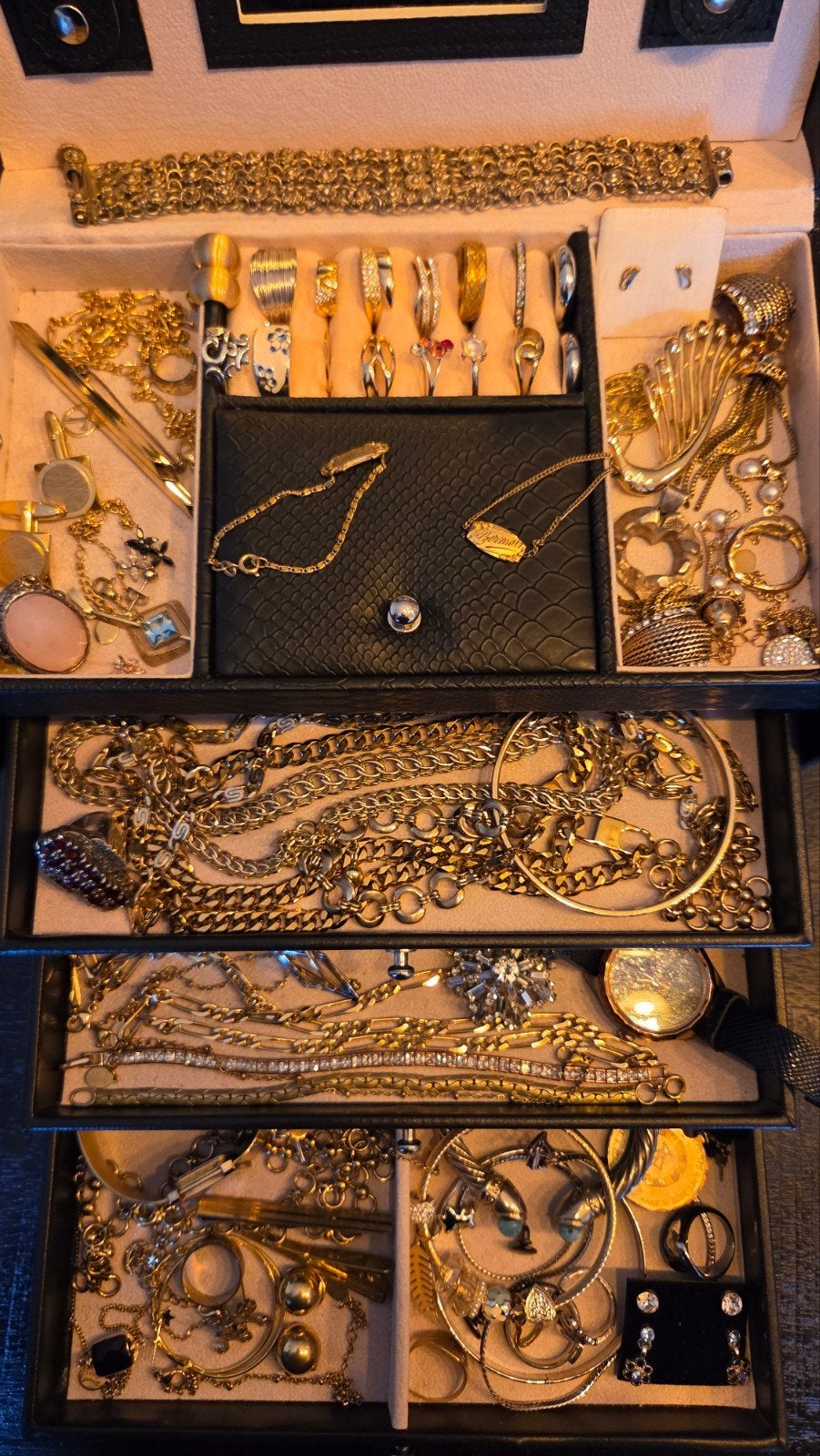 Een vol sieradendoos met Goud 14k, 375, 925 zilver en do, Sieraden, Tassen en Uiterlijk, Verzenden, Goud
