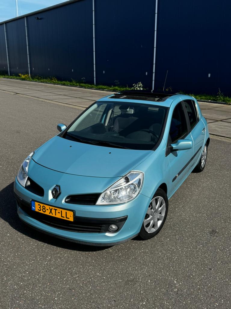 Renault Clio 1.6 | AUTOMAAT | PANORAMA | LAGE KM | NW. APK, Auto's, 535 kg, 4 cilinders, 1165 kg, Blauw