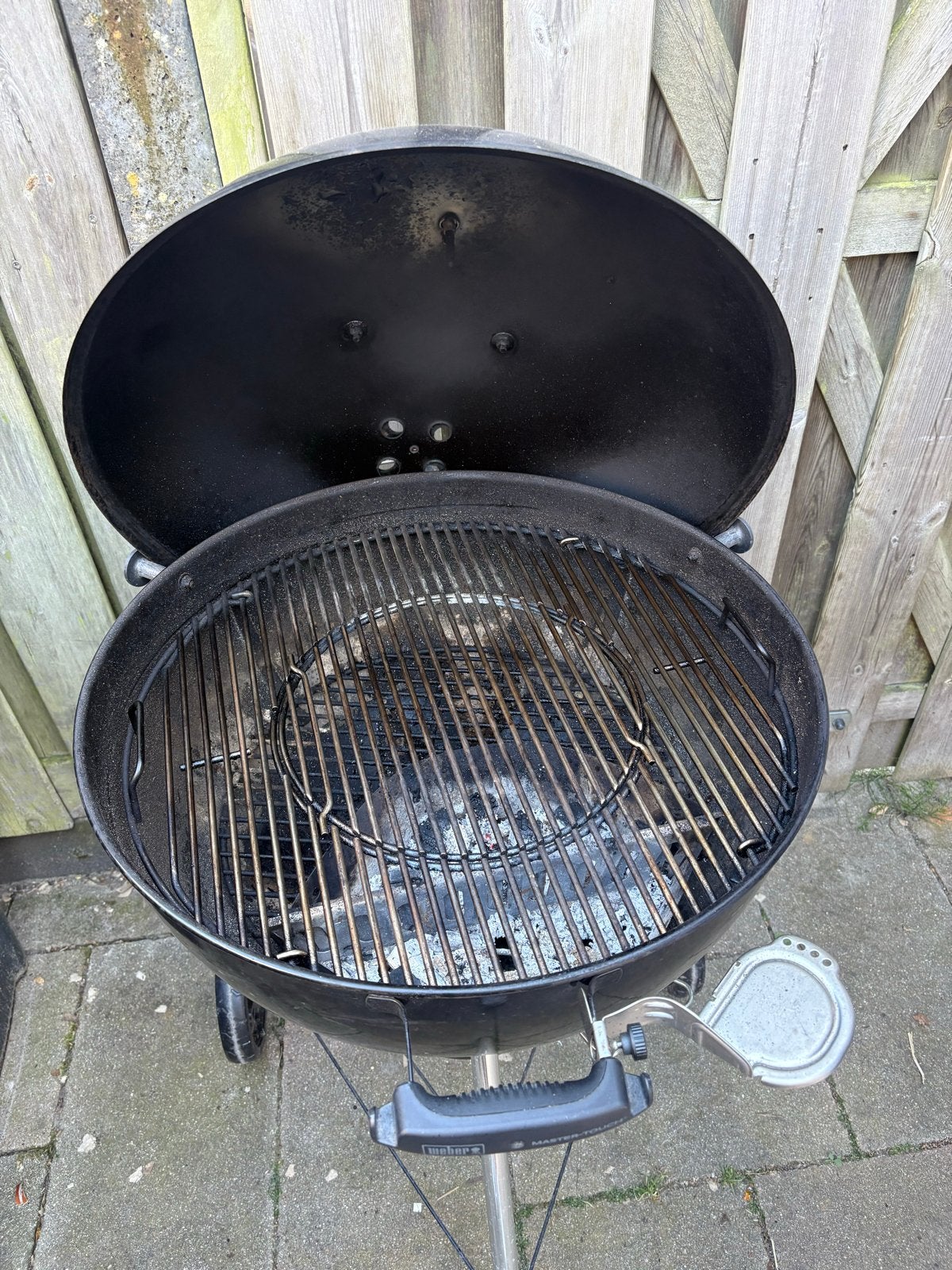 Weber Master-Touch 57cm Houtskoolbarbecue met accessoires, Tuin en Terras, Houtskoolbarbecues, Ophalen, Gebruikt, Met accessoires