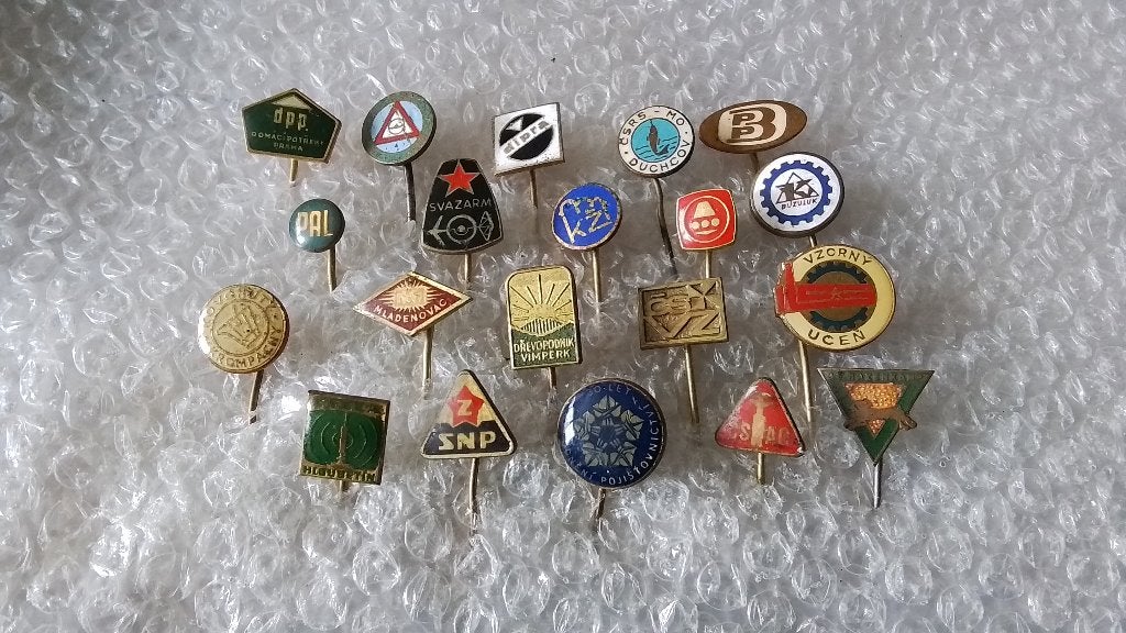20 verschillende buitenlandse speldjes, Verzamelen, Speldjes, Pins en Buttons, Ophalen of Verzenden, Zo goed als nieuw, Overige onderwerpen
