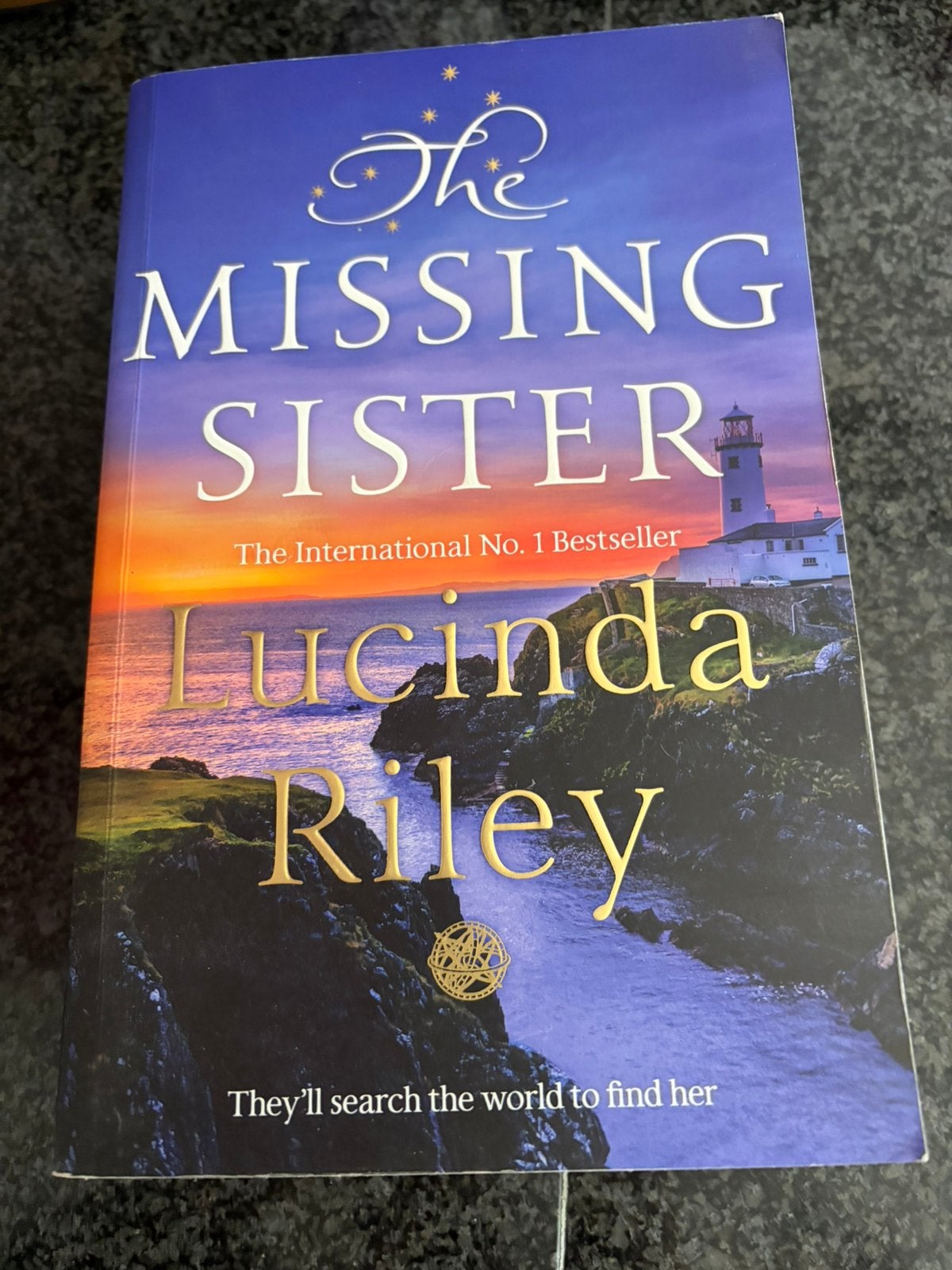 The missing sister / Lucinda Riley, Ophalen of Verzenden, Zo goed als nieuw