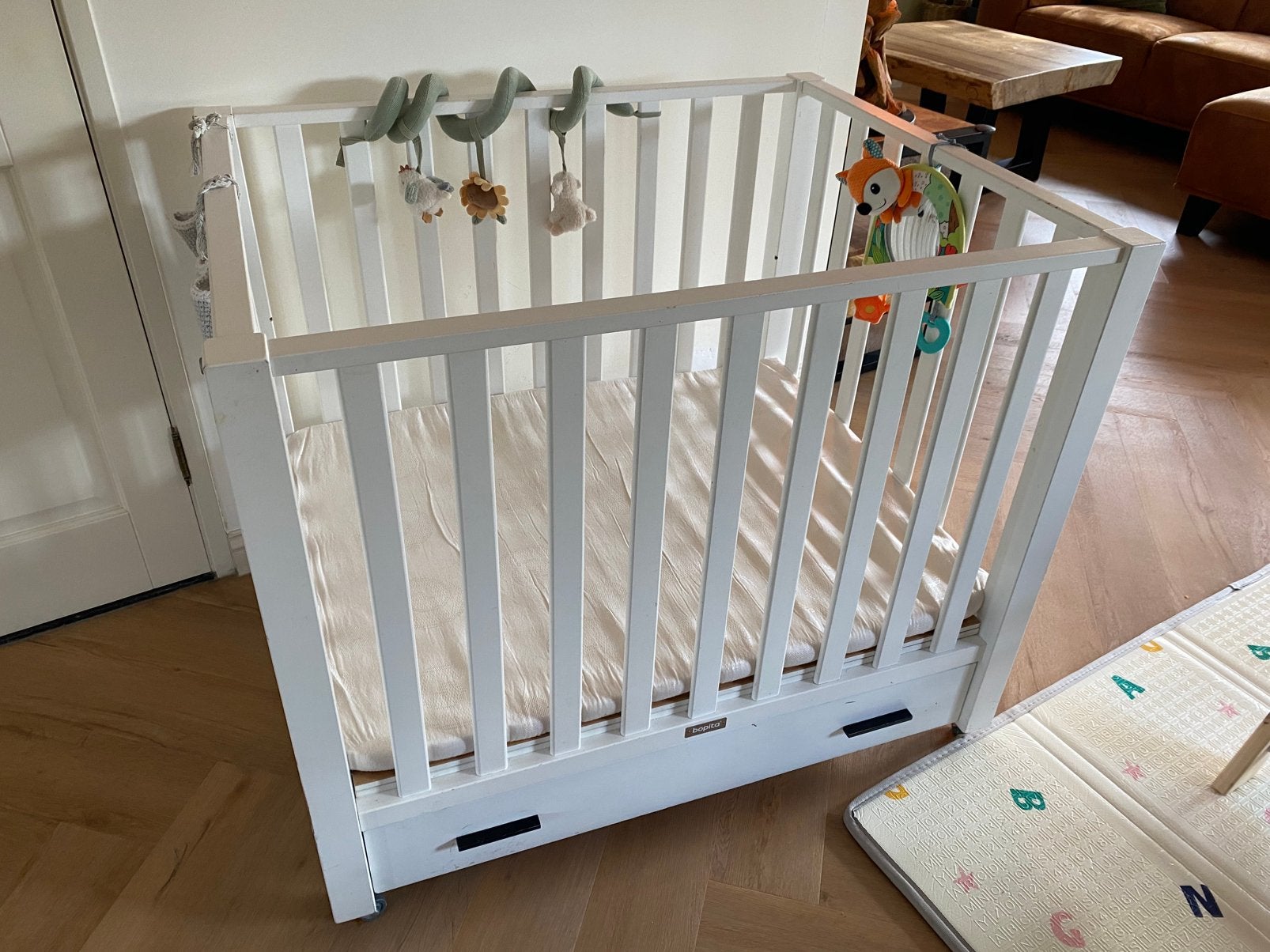 Box op wieltjes met lade + matras, Kinderen en Baby's, Boxen, Ophalen, Gebruikt, Vierkant, In hoogte verstelbaar
