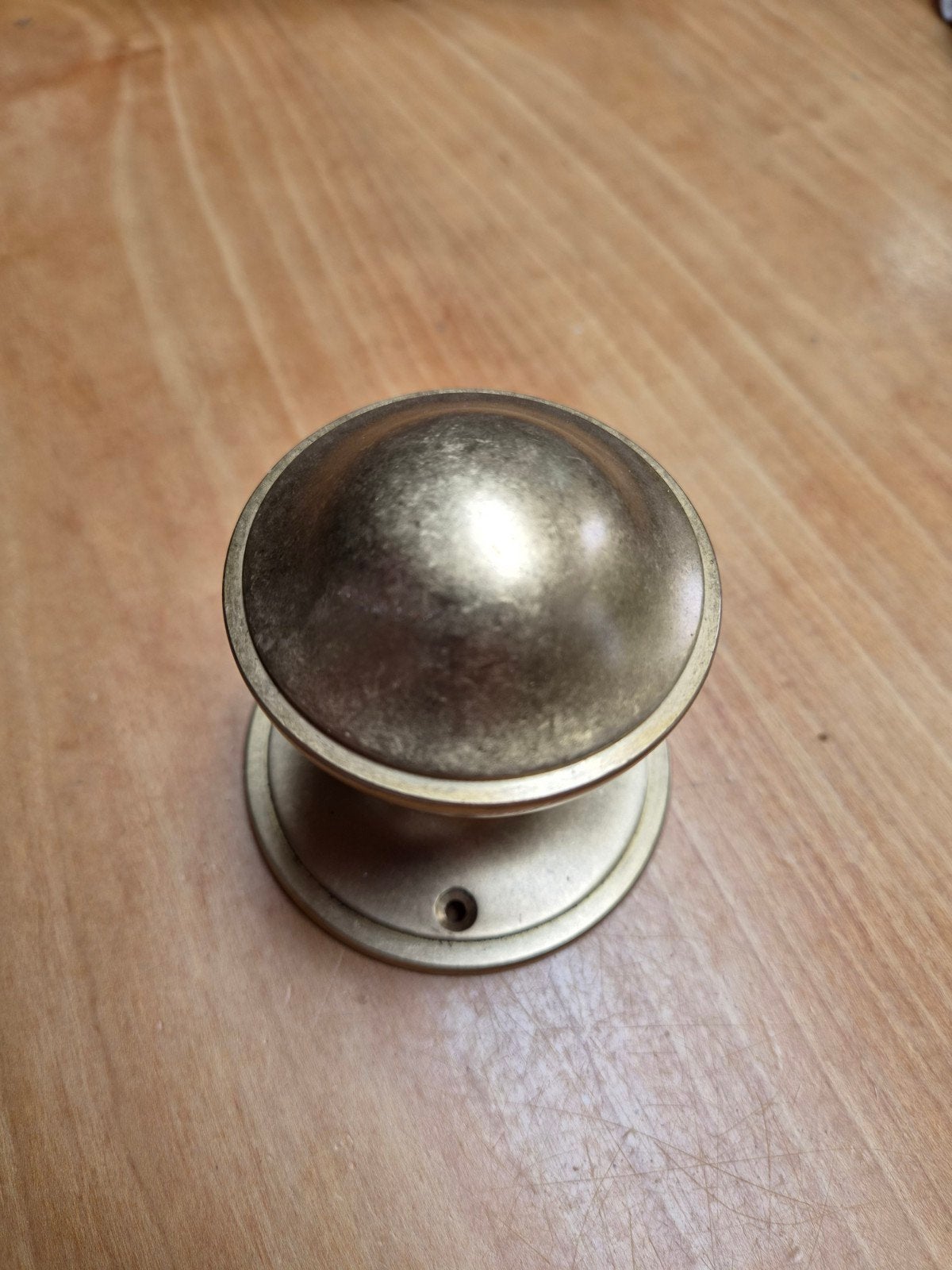 Oude deurklink - vaste deurknop 80mm messing getrommeld, Ophalen, Nieuw, Koper of Messing, Klink of Kruk