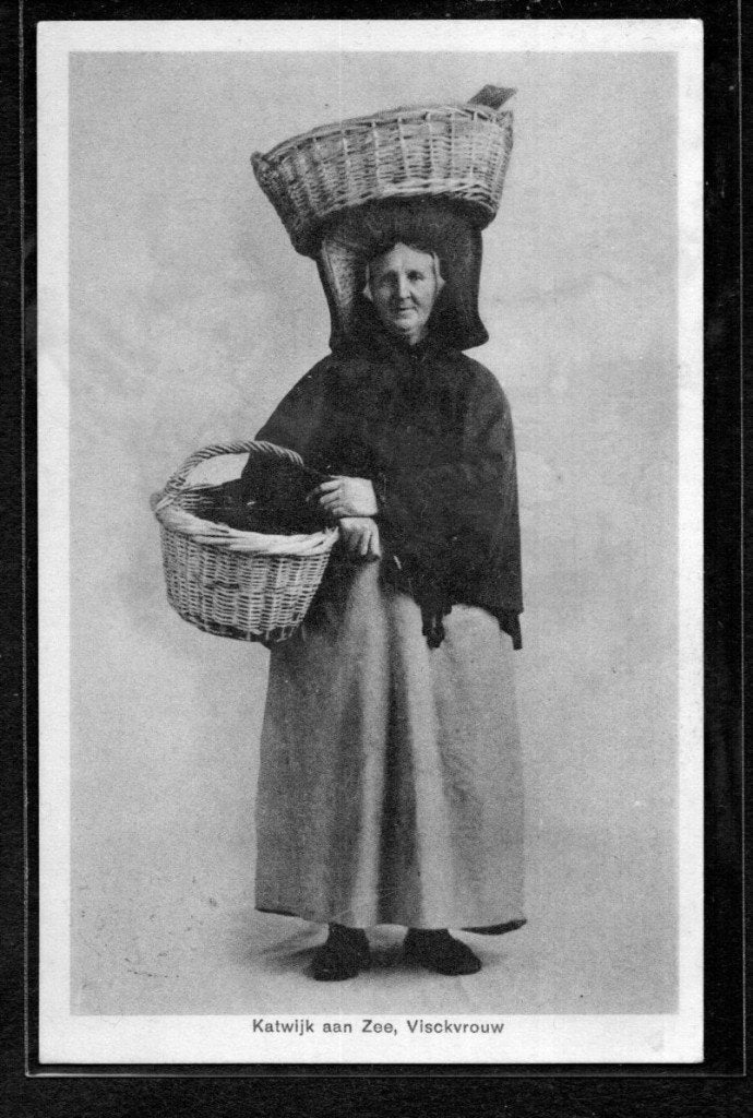 KATWIJK AAN ZEE - Visvrouw met Visloopershoed. Gelopen., Ophalen of Verzenden, 1920 tot 1940, Gelopen, Klederdracht