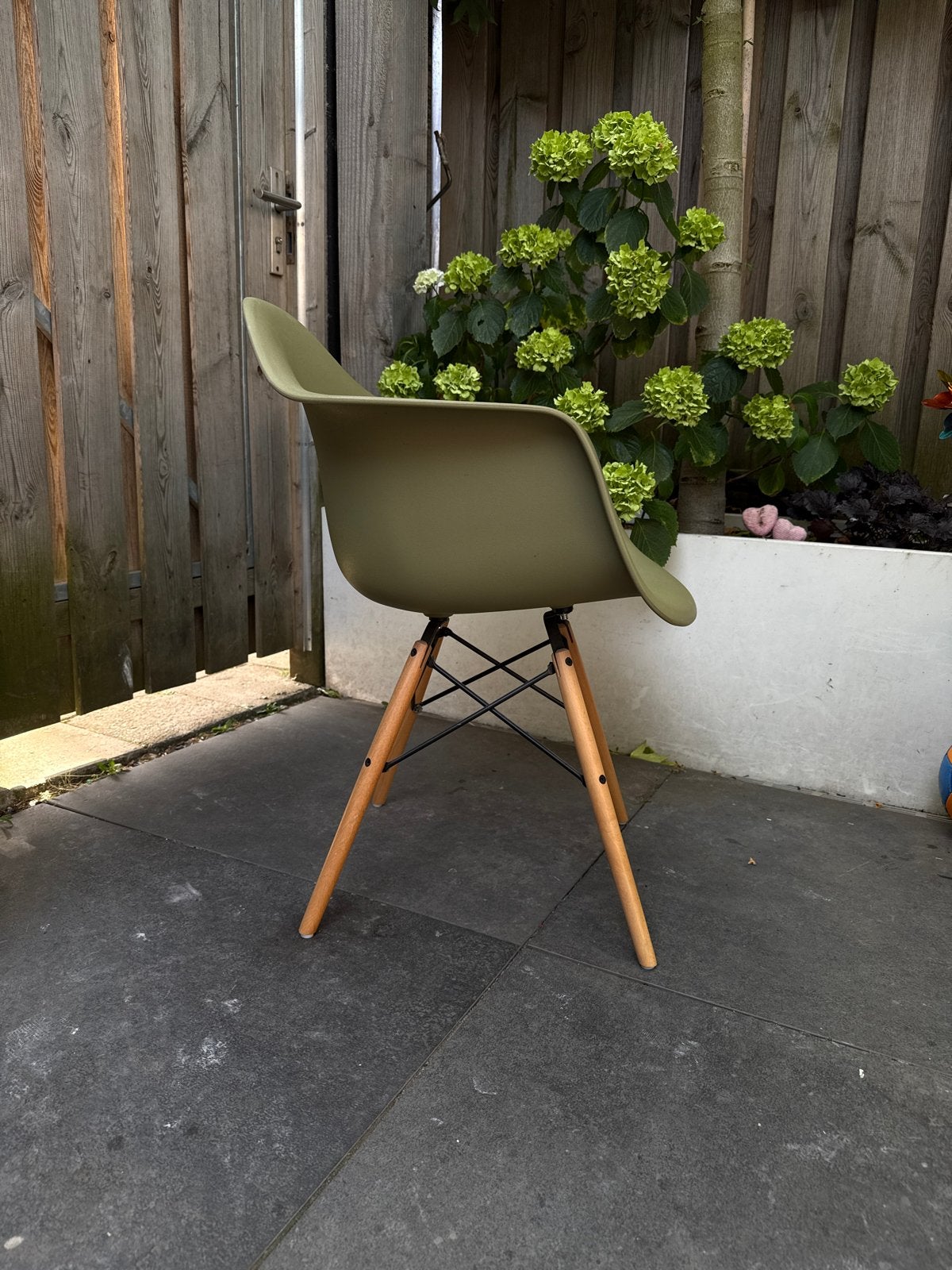 Design kuipstoel in olijfgroen met houten poten, Huis en Inrichting, Stoelen, Ophalen, Overige kleuren, Zo goed als nieuw, Eén
